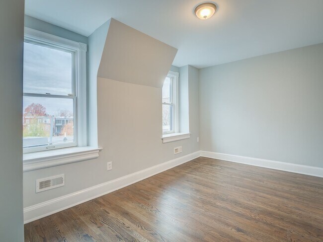 Building Photo - 1022 Park Rd NW