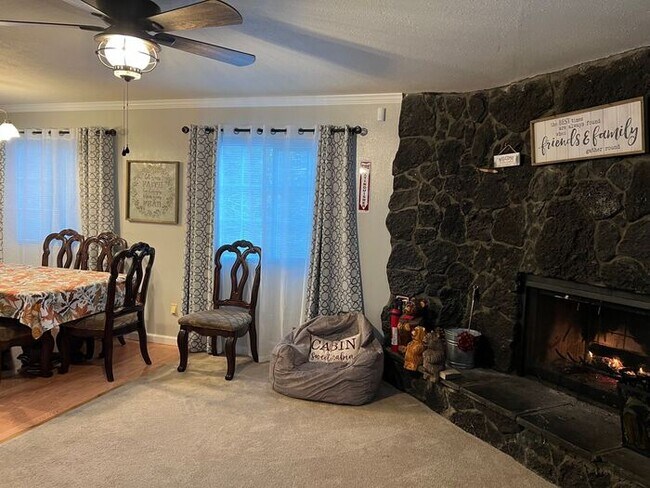 Building Photo - 3 bedroom/ 3 bath. Fully furnished ready f...