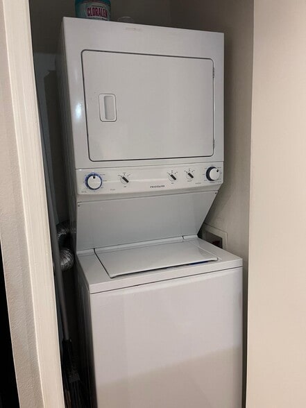 Building Photo - 533 W Guadalupe Rd