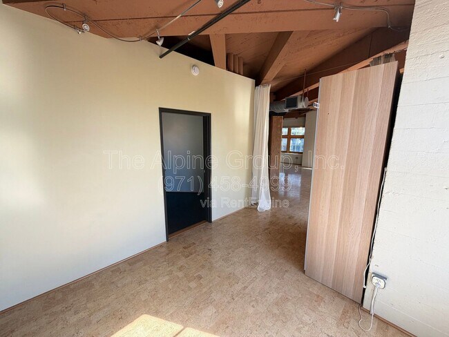 Building Photo - 1420 NW Lovejoy St