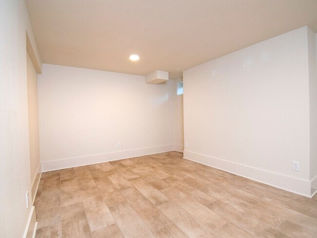 Building Photo - 1719 N 128th St