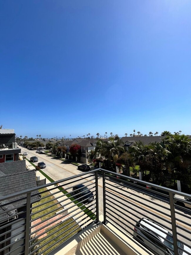 Building Photo - Charming Rooftop 3 Bed / 3 Bath Townhome Just Blocks from the Beach! Available for Pre-LEASE TODAY!