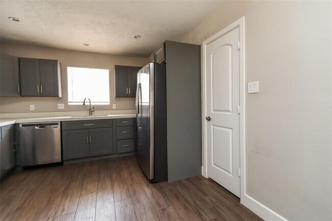 Building Photo - 2662 S Woodloch St