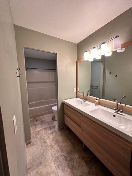 downstairs bedroom 1 bathroom - 1647 Jeannette Plz NW