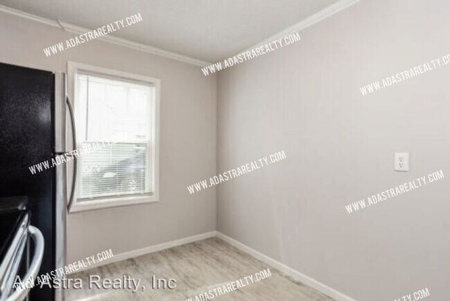 Building Photo - 821 N Crysler Ave