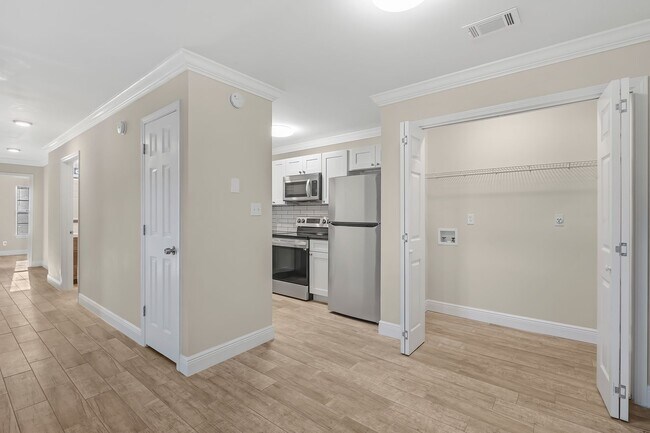 Building Photo - Crown Moulding********* Renovated 3 Bedroom 2 Bath********* Granite Countertops