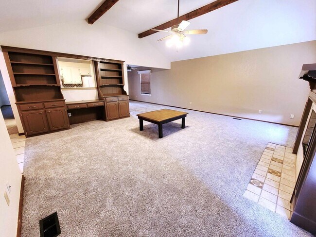 Building Photo - Spacious Living in a Prime Yukon Location