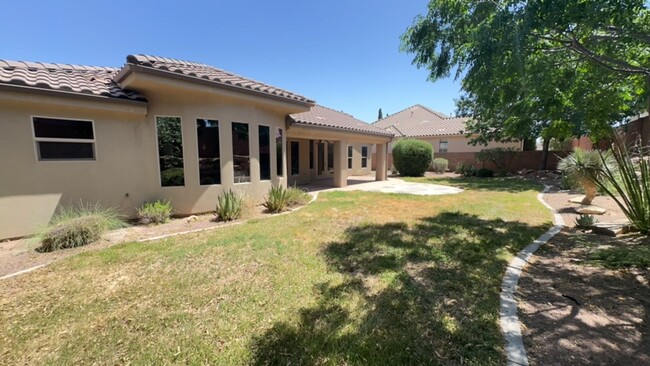 Building Photo - This Gorgeous Home is in the Tonaquint Ter...