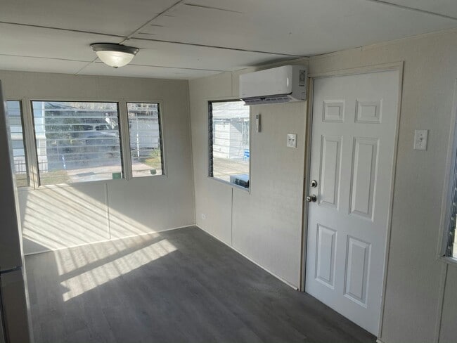 Building Photo - 5 Circle Dr