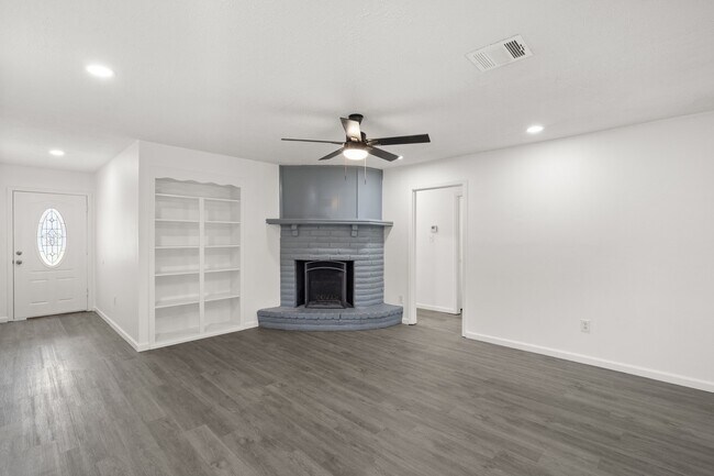 Building Photo - 16822 David Glen Dr