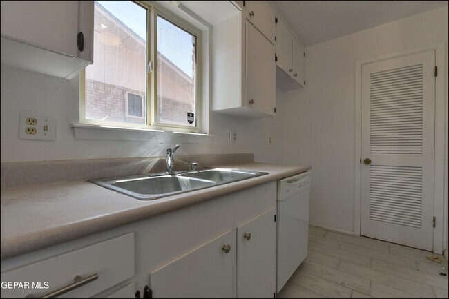 Building Photo - 6913 Pamlico Dr