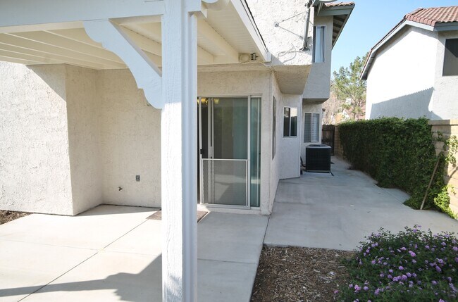 Building Photo - Spacious home/townhome in wonderful neighb...