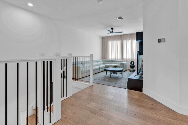 Building Photo - 8239 Oceanus Dr