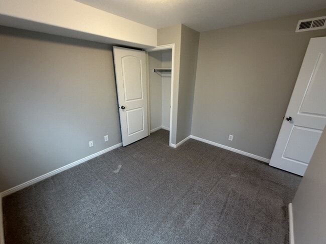 Building Photo - 999 Village River Ln