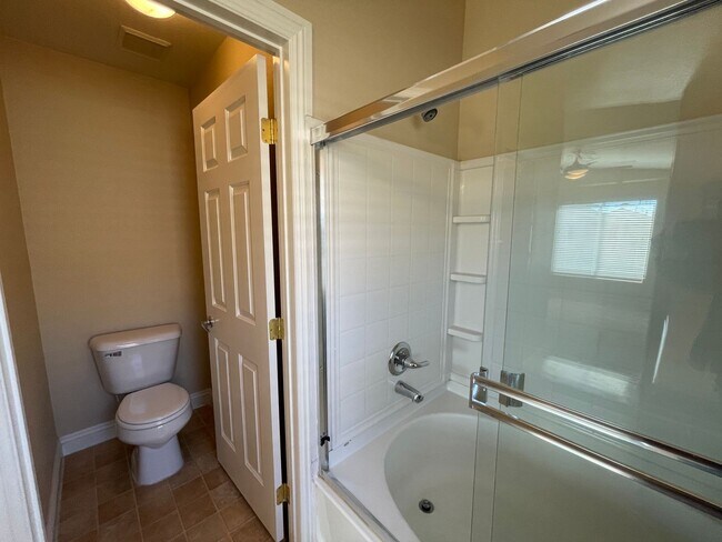 Building Photo - Gorgeous Townhome in Gated Community!