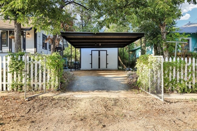 Building Photo - 802 N Olive St