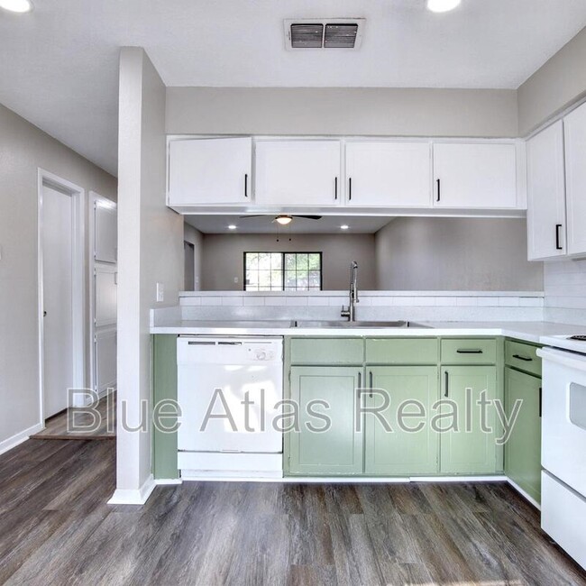 Building Photo - 2300 Indigo Ln