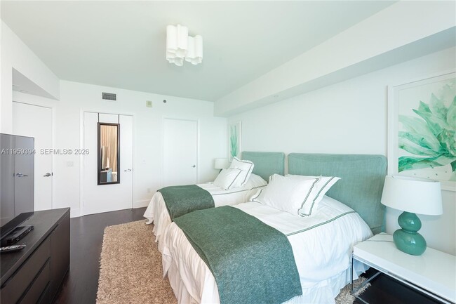 Building Photo - 2711 S Ocean Dr