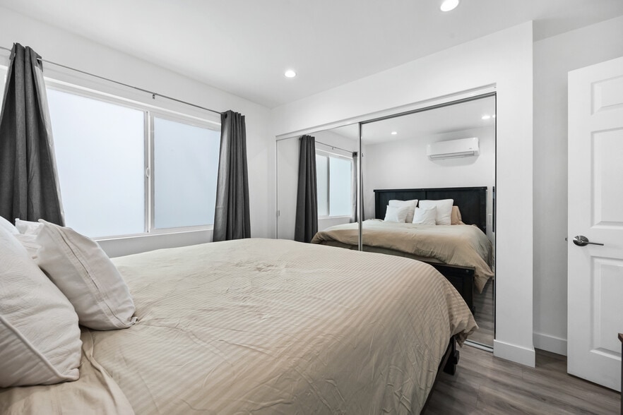 Building Photo - 18017 Collins St