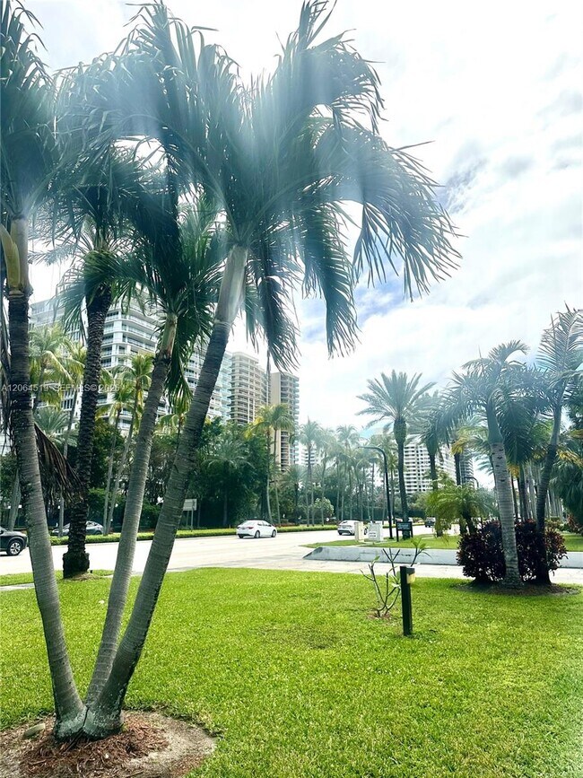 Building Photo - 10178 Collins Ave