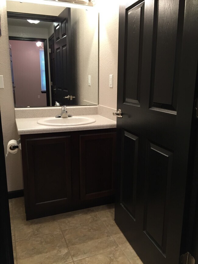 Building Photo - Large two bedroom apartment about a block away from Washburn University