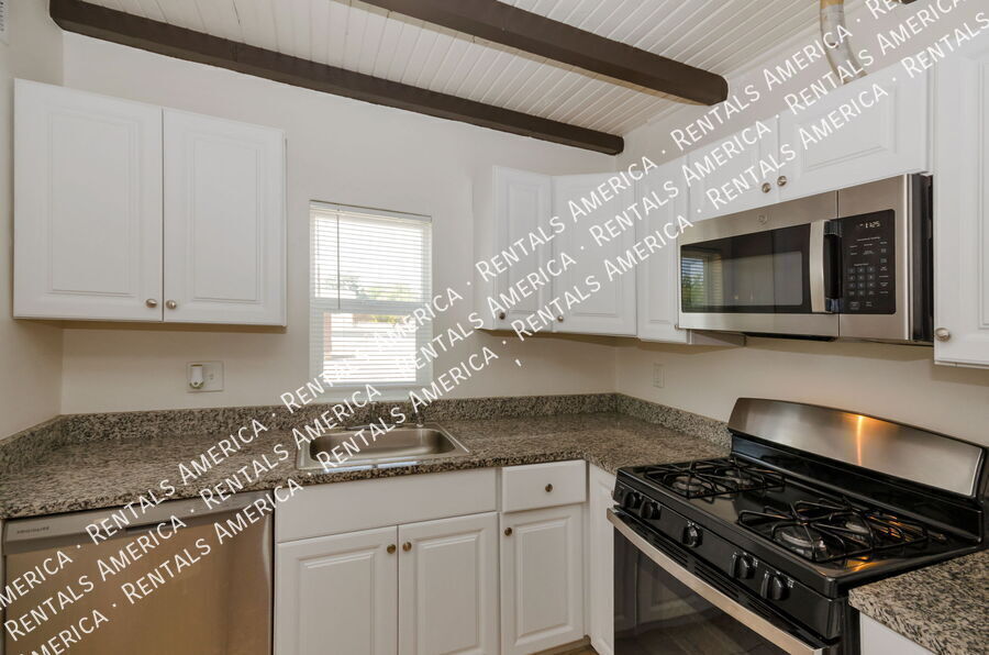 Building Photo - 3048 N Sparkman Blvd