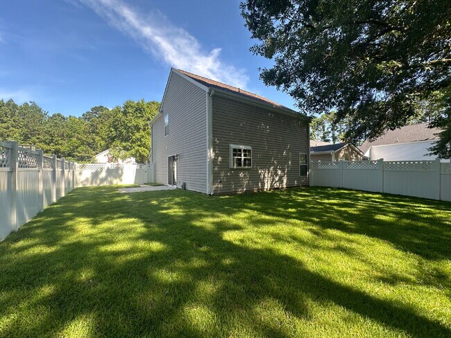 Building Photo - Four Bedroom Home with Private Fenced Back Yard in the Farm!