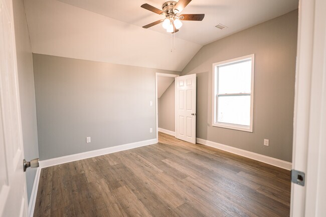 Building Photo - UNIT C