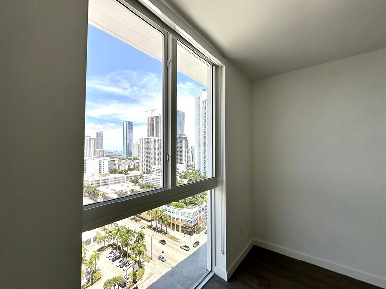 Building Photo - 114 NE 22nd St