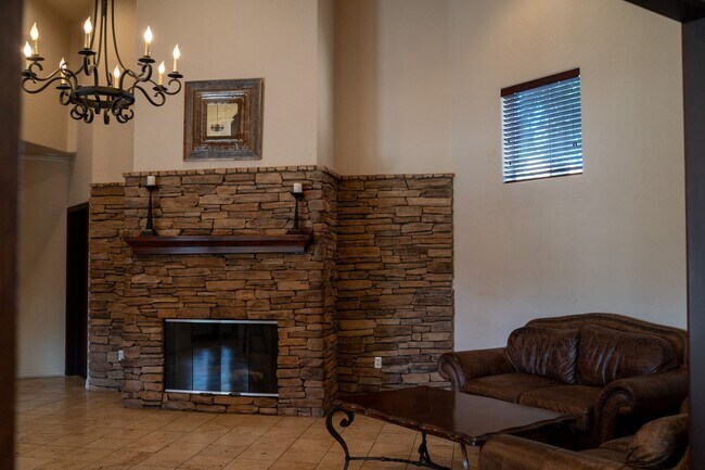 Building Photo - Ground floor spacious 2 Bedroom Condo near pool and gym