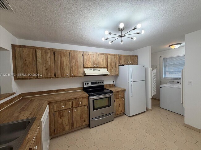 Building Photo - 1540 NW 93rd Ave