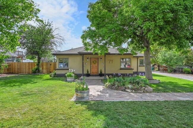 Building Photo - 3 bedroon 1.5 bath home with amazing yard ...
