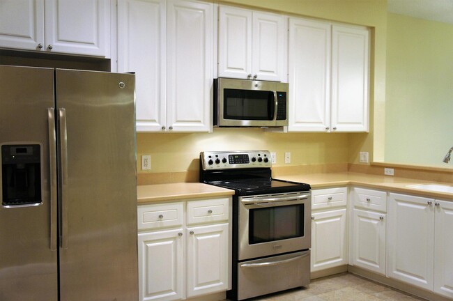 Building Photo - 1032 Pinewood Lake Ct