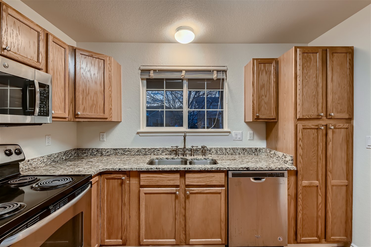 Building Photo - 2625 Fernwood Pl