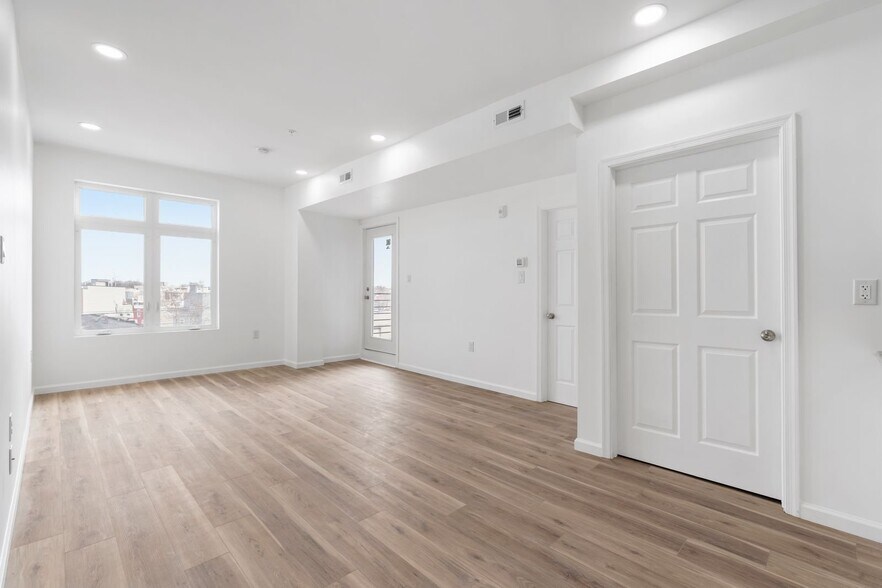 Building Photo - 4512 Lancaster Ave