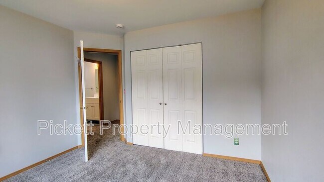 Building Photo - 2037 Gustaf St NE