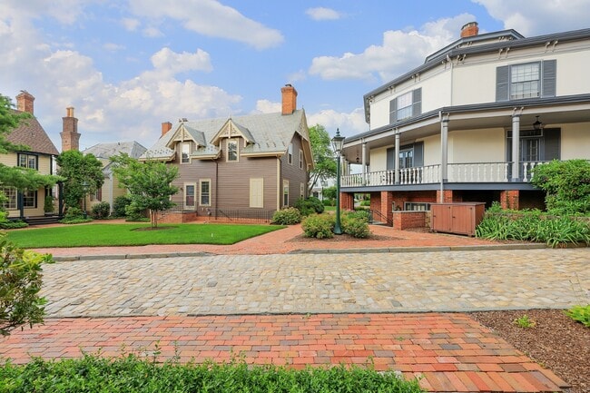 Building Photo - 39 Murray Hill Square
