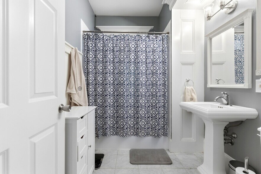 Building Photo - 722 E 2nd St