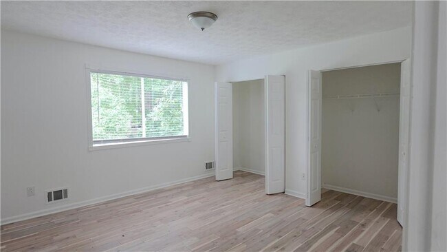 Building Photo - 9176 Greenwood Dr