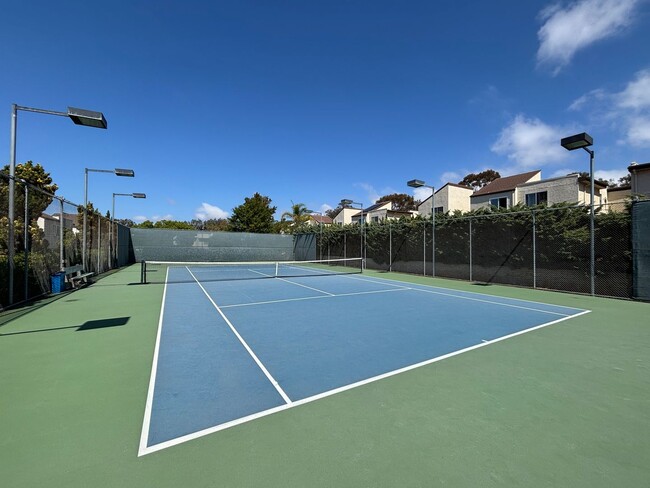 Building Photo - Spacious 3BD/2.5BA Townhouse in UTC W/ 2-C...