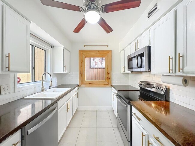 Building Photo - 233 Crown Oaks Way