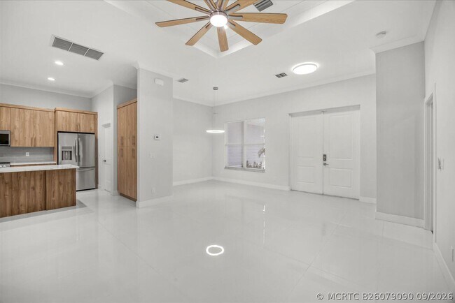 Building Photo - 419 SW Namoit Pl