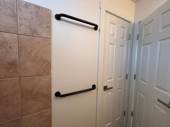 Building Photo - SPACIOUS 2 BEDROOM TOWNHOME FOR RENT!