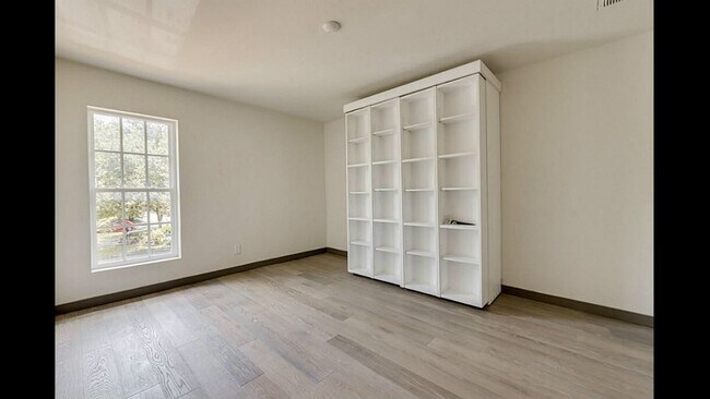 Building Photo - 1410 Hyde Park Blvd