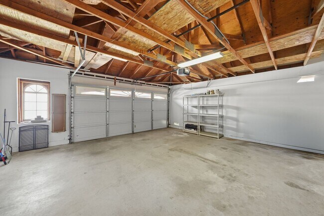 Building Photo - Sparkling Clean 3 Bedroom, 2 Bath Home with a View!