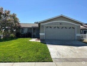 Building Photo - Bright & Comfortable 4 Bed, 2 Bath Home on...