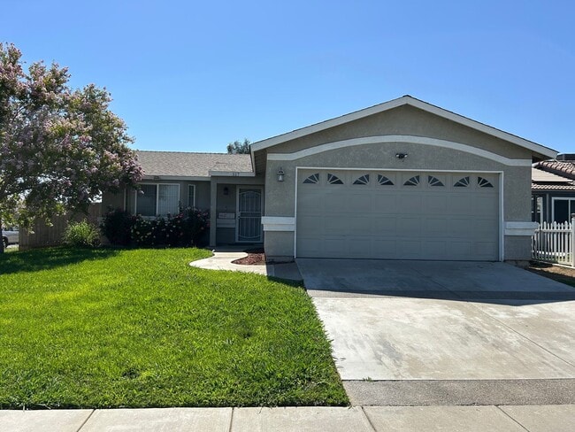 Primary Photo - Bright & Comfortable 4 Bed, 2 Bath Home on...