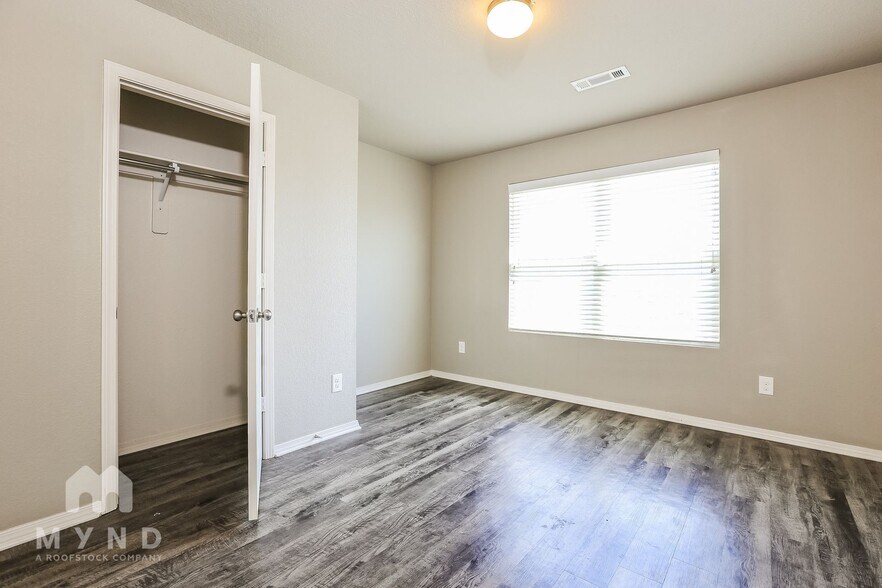 Building Photo - 2001 Honeycomb St