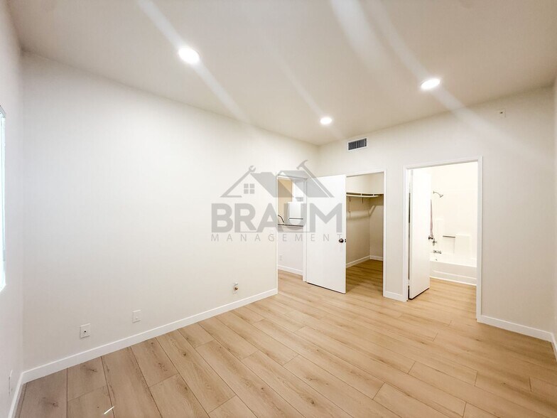 Building Photo - 11459 Collins St