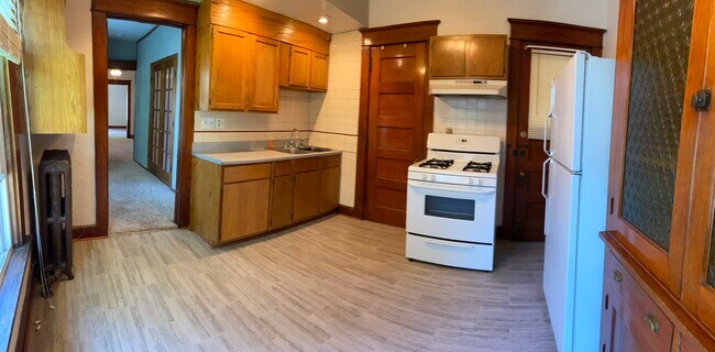 Kitchen - 2018 Lillie Ave